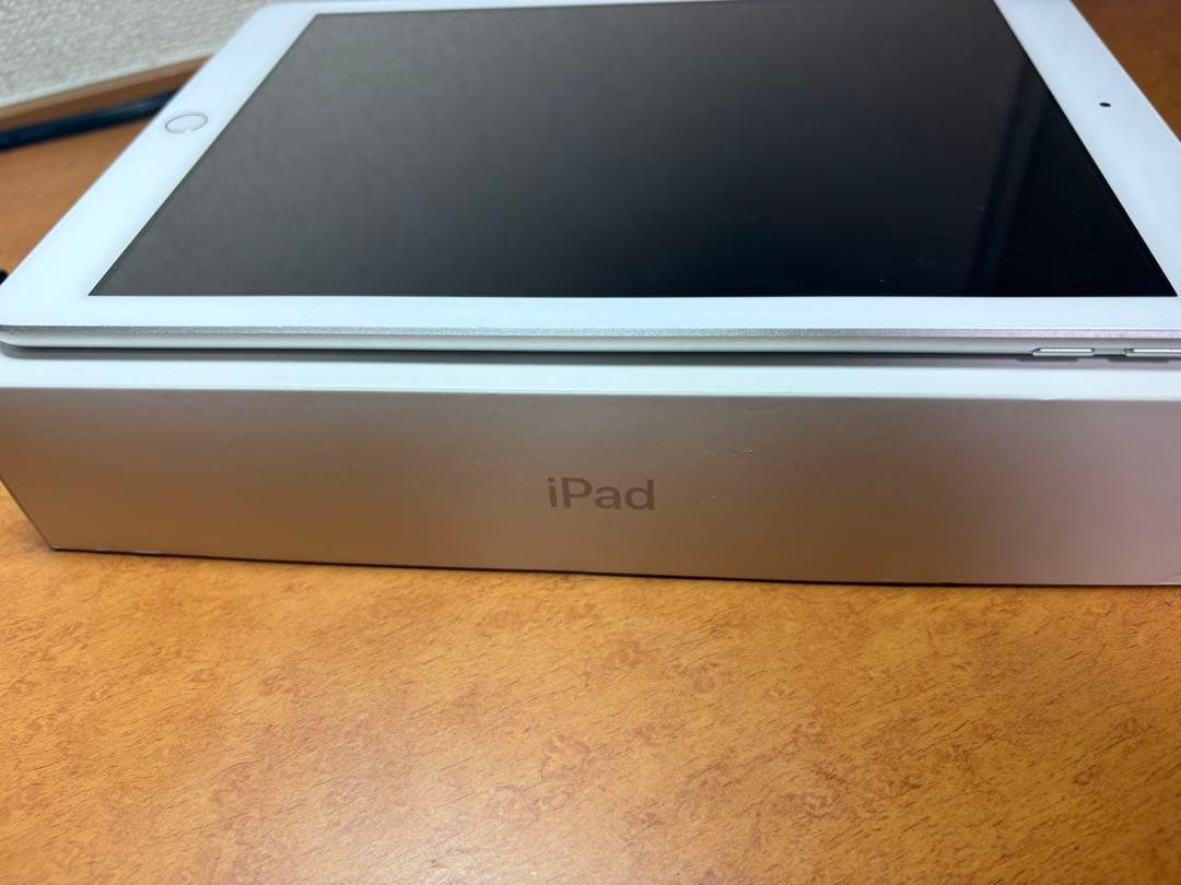 iPad WiFi 32GB シルバー（第6世代）