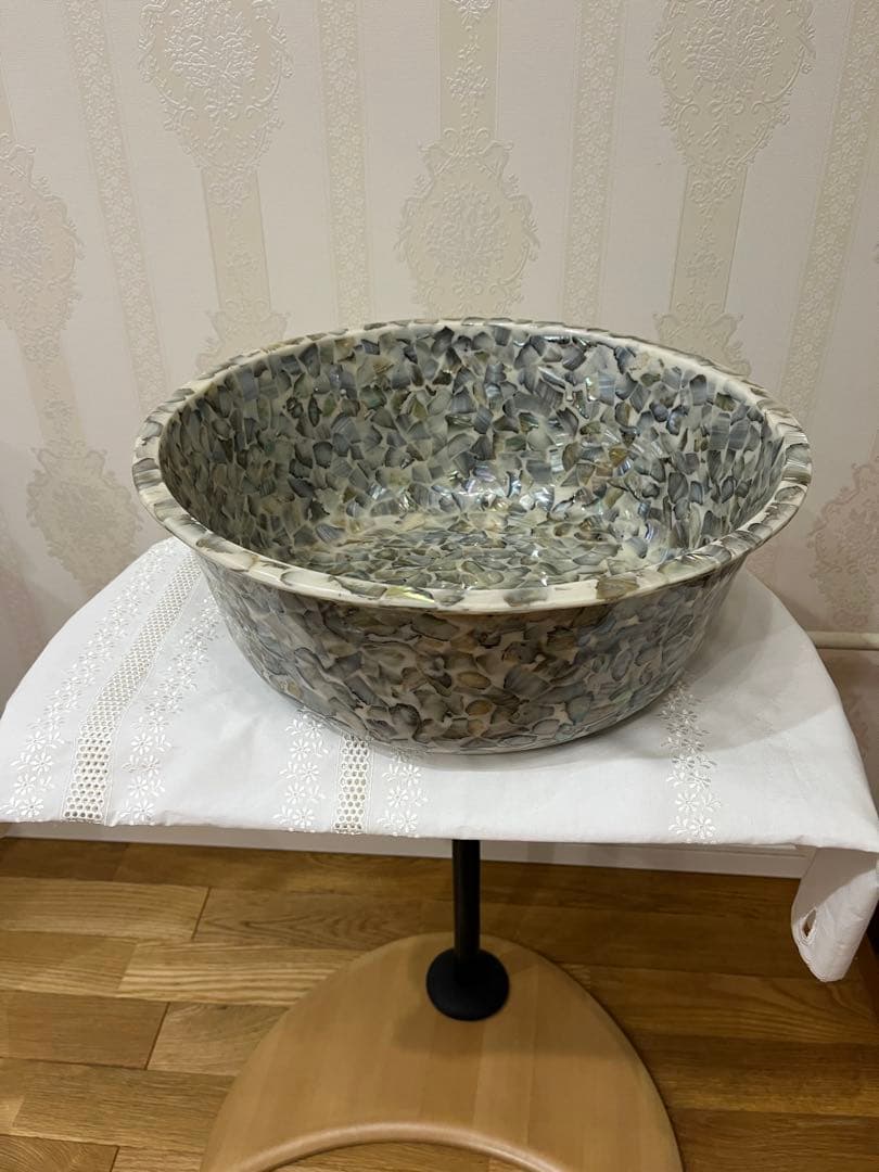 貝殻モザイクの円形ボウル