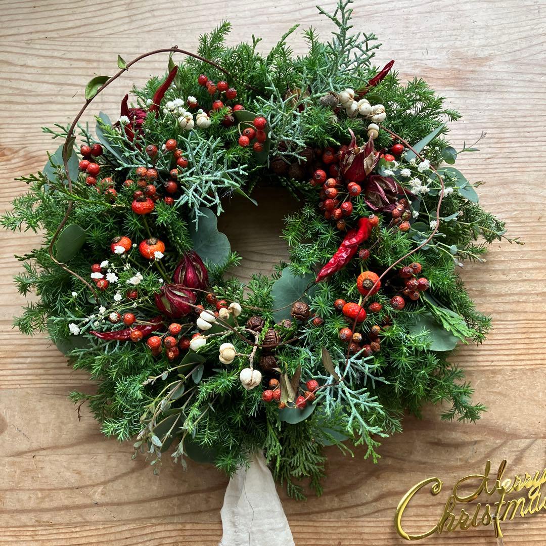 赤い実のクリスマスリース　ローズヒップ　ローゼル　野バラの実　フレッシュ針葉樹