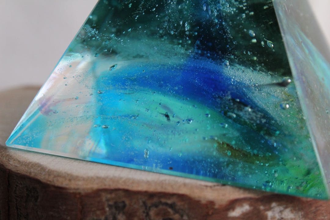 シエラネバダ産アンダラクリスタル　ピラミッド　マルチカラー　ブルー系