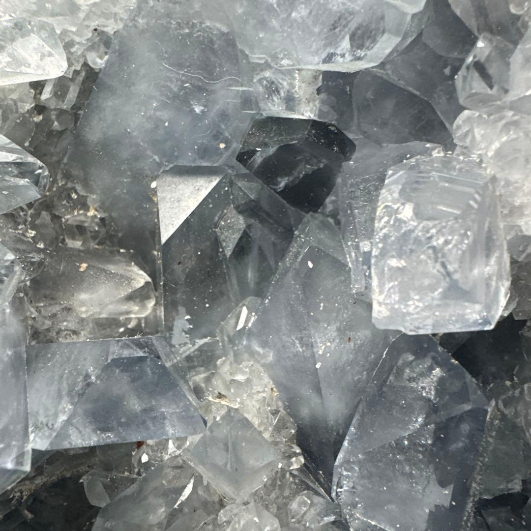 マダガスカル産セレスタイト原石 台座付 3487g 高透明