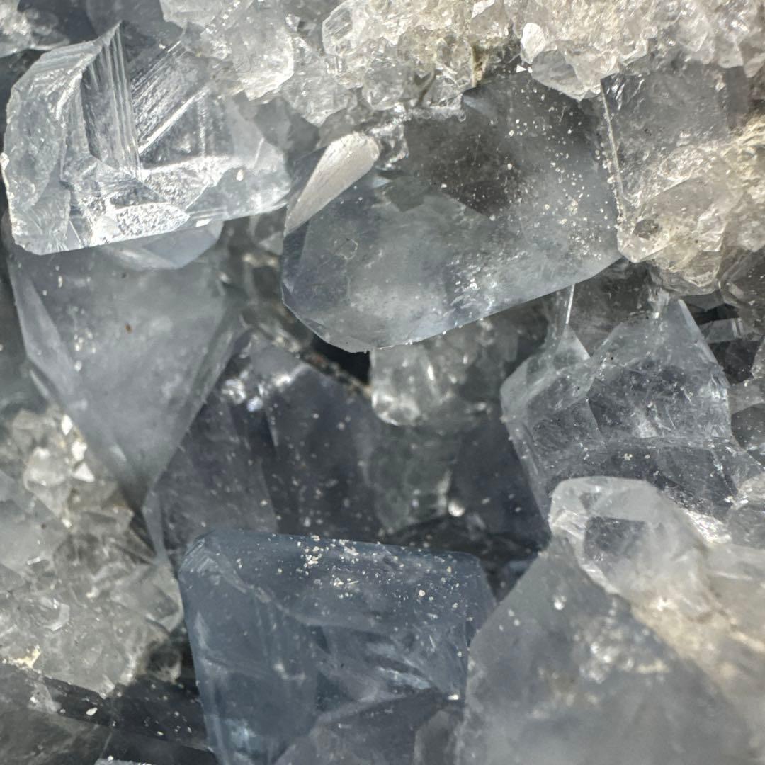 マダガスカル産セレスタイト原石 台座付 3487g 高透明