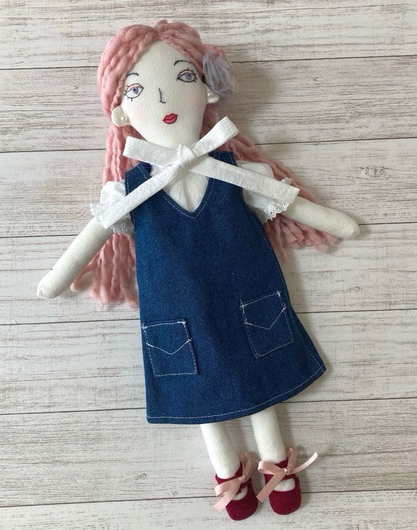 ハンドメイド着せ替え人形　ピンクヘアさん