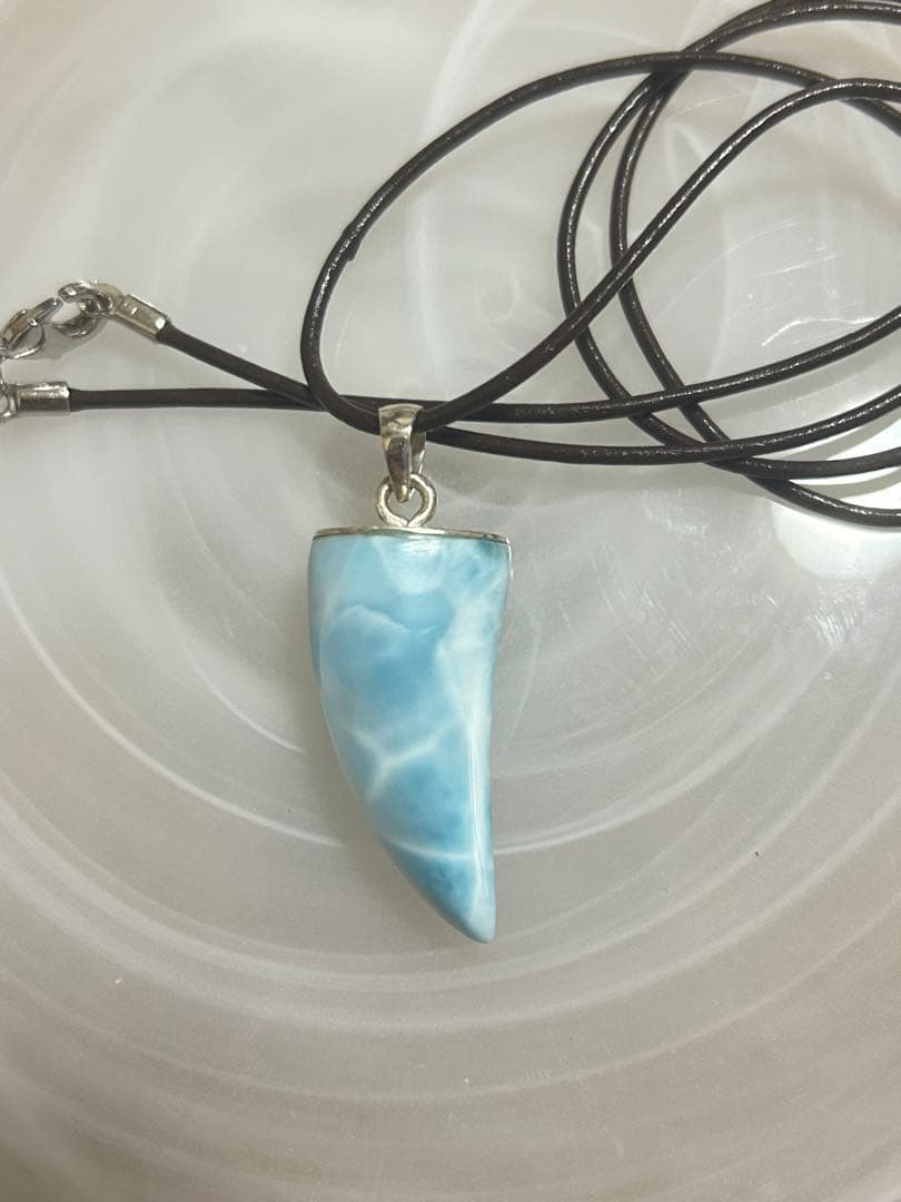 ドミニカ共和国産 ラリマー 牙型ペンダント