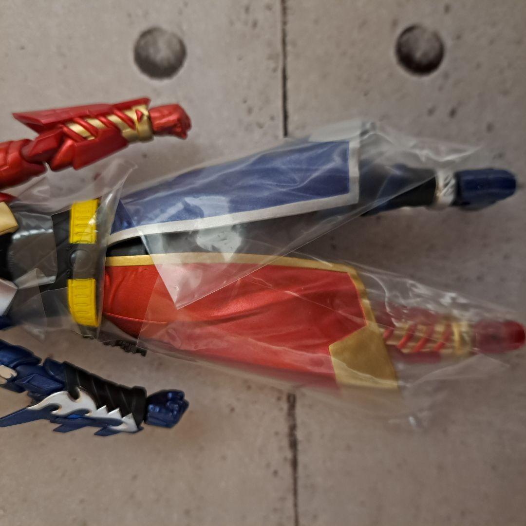 S.H.Figuarts 仮面ライダービルド クローズビルドフォーム