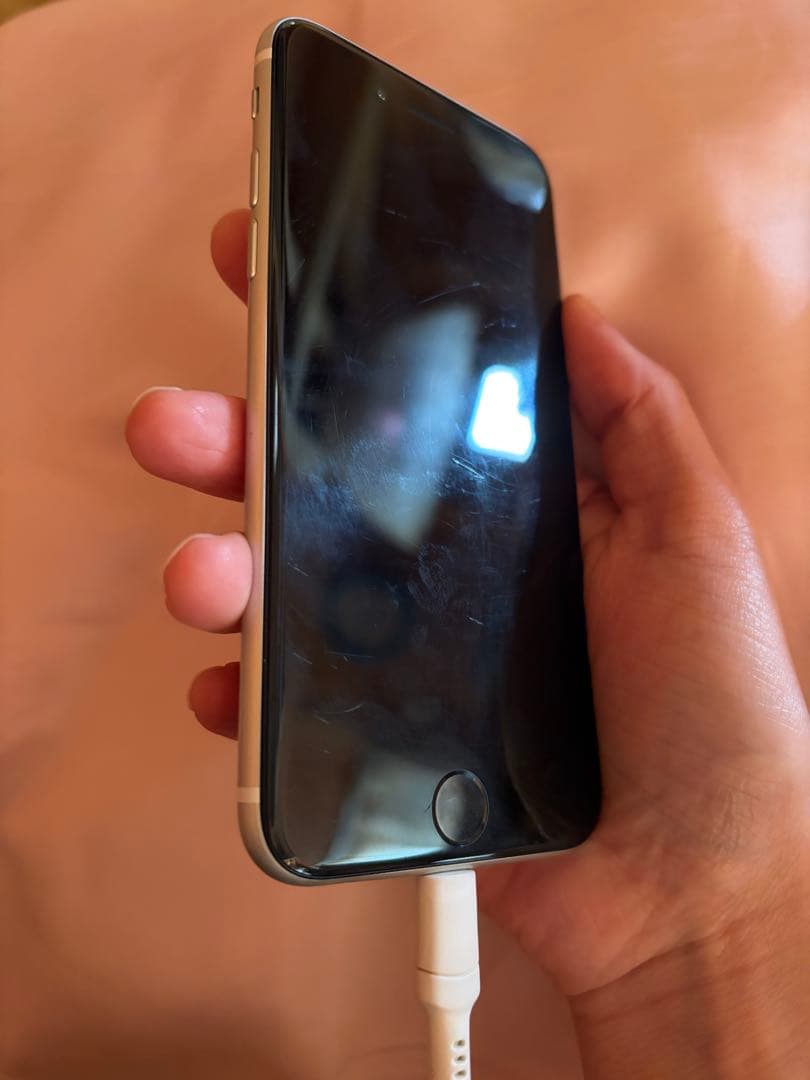 【ジャンク】iPhoneSE2 64GB 背面割れ　液晶不具合有