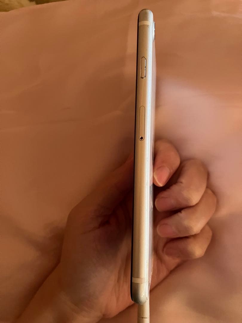 【ジャンク】iPhoneSE2 64GB 背面割れ　液晶不具合有
