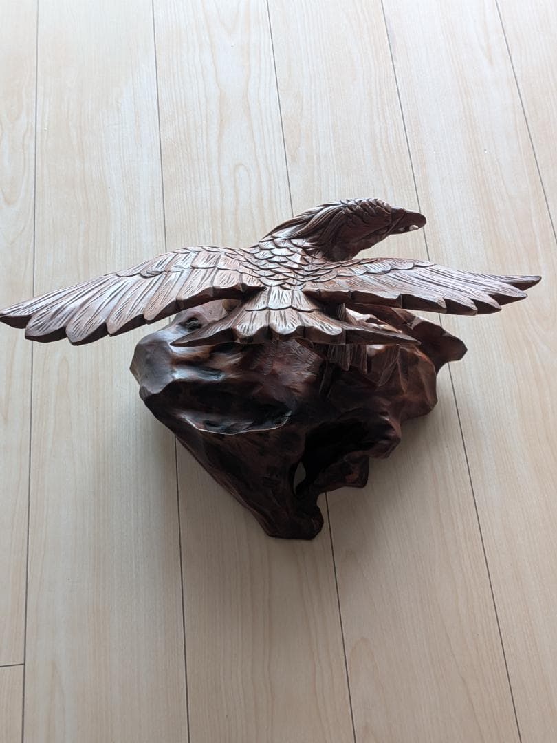 台湾木彫の里で購入した 雌鷲の彫刻