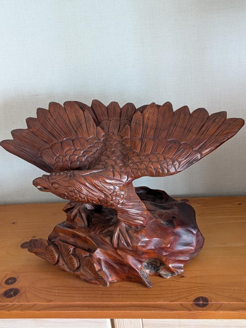 台湾木彫の里で購入した 雌鷲の彫刻