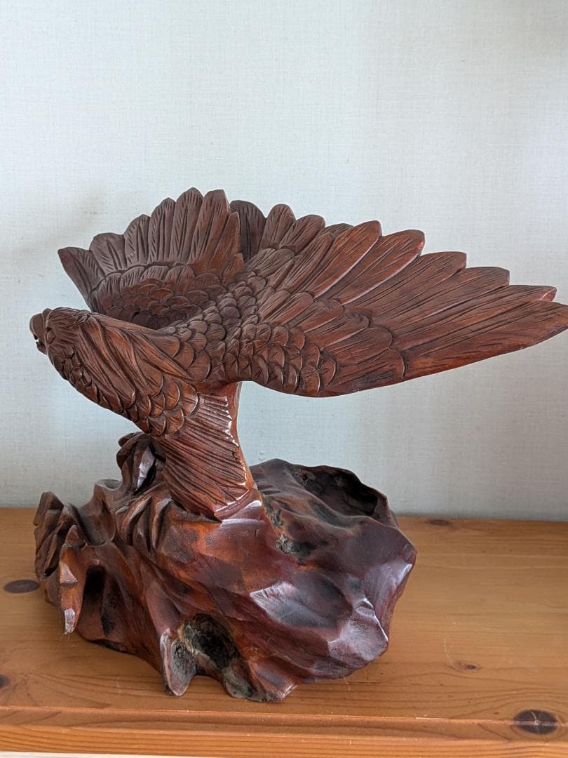 台湾木彫の里で購入した 雌鷲の彫刻