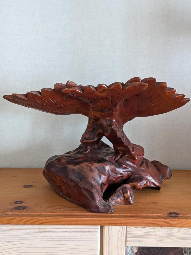 台湾木彫の里で購入した 雌鷲の彫刻