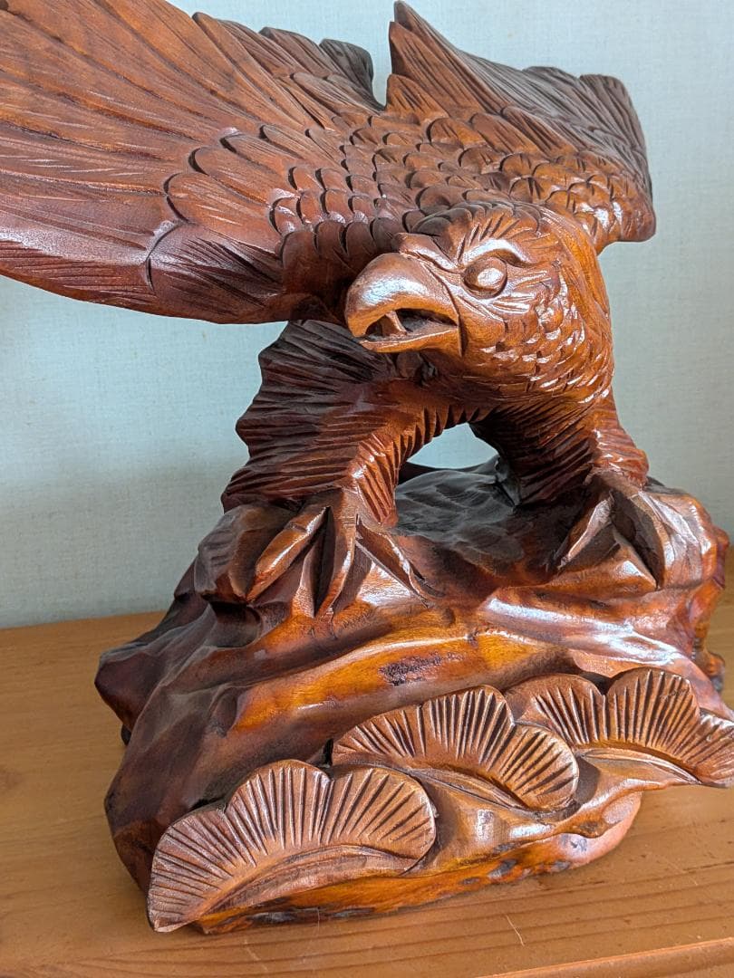 台湾木彫の里で購入した 雌鷲の彫刻