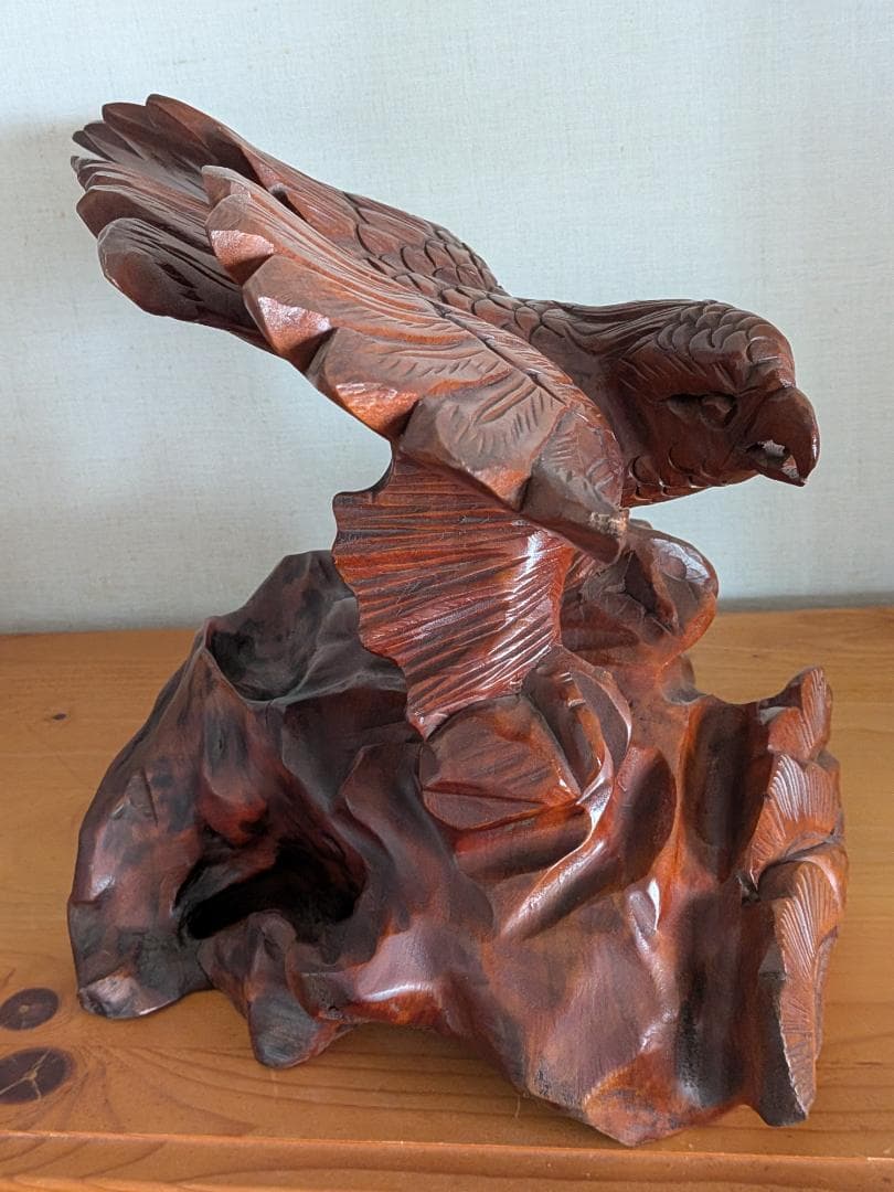 台湾木彫の里で購入した 雌鷲の彫刻