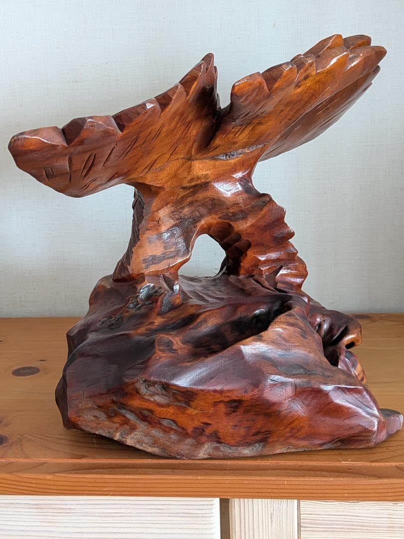 台湾木彫の里で購入した 雌鷲の彫刻