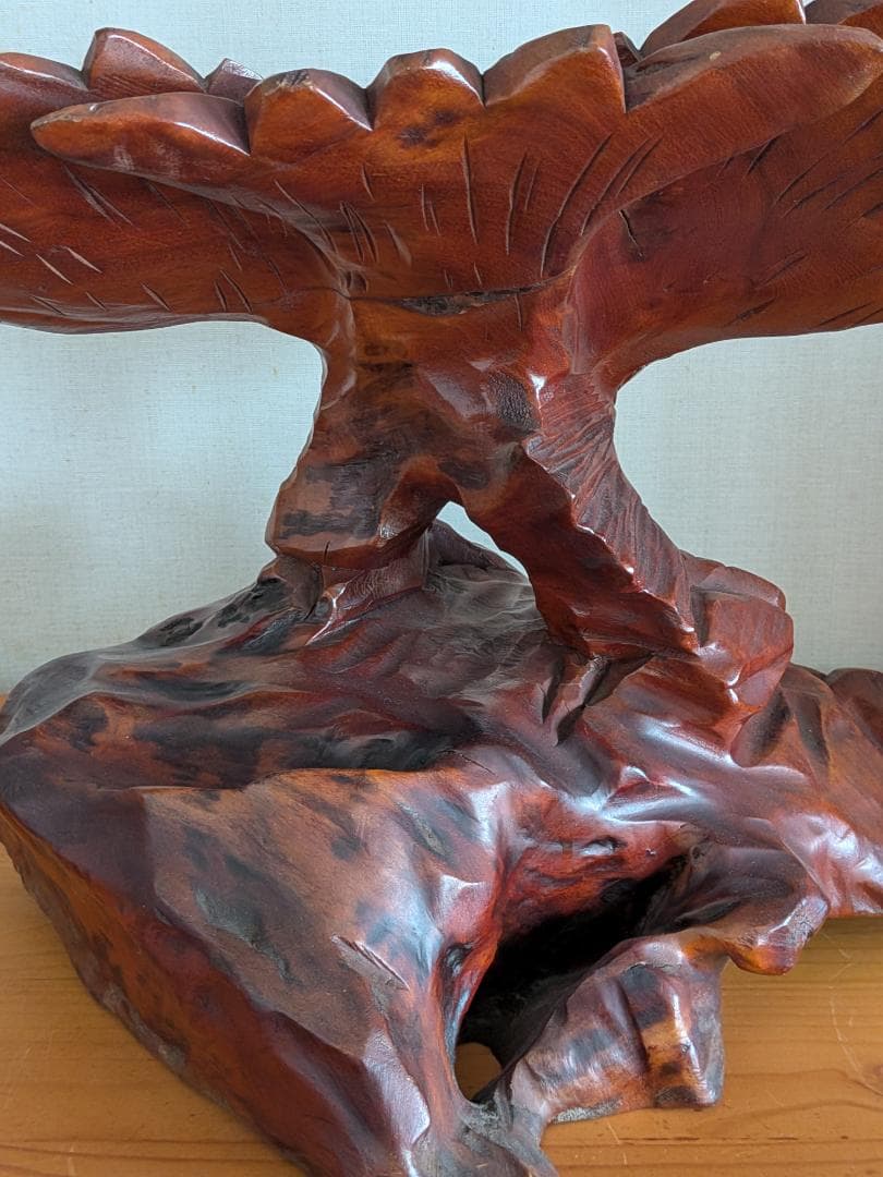 台湾木彫の里で購入した 雌鷲の彫刻