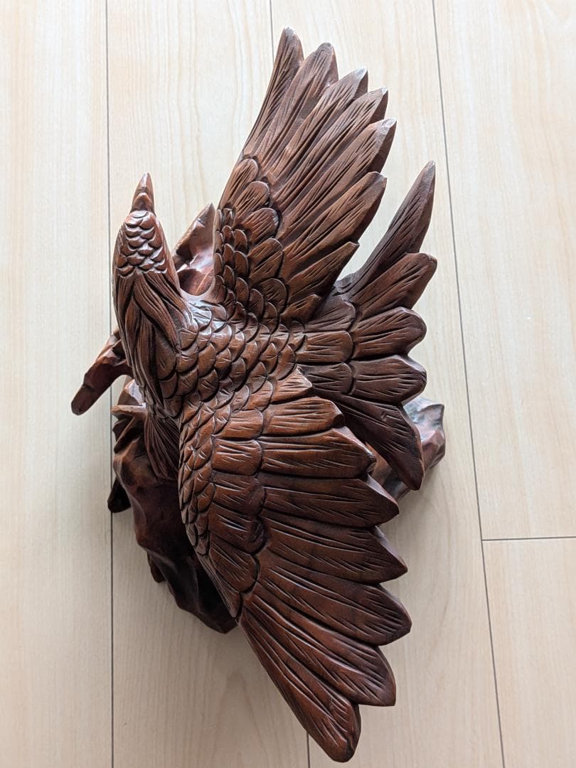 台湾木彫の里で購入した 雌鷲の彫刻