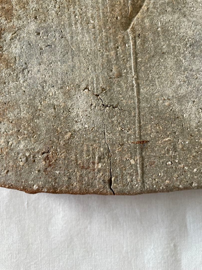 國吉清尚 作　白土　角皿　窯傷あり