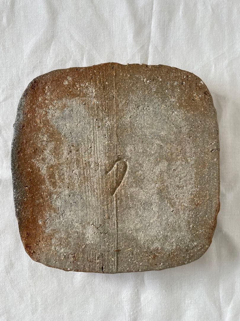 國吉清尚 作　白土　角皿　窯傷あり