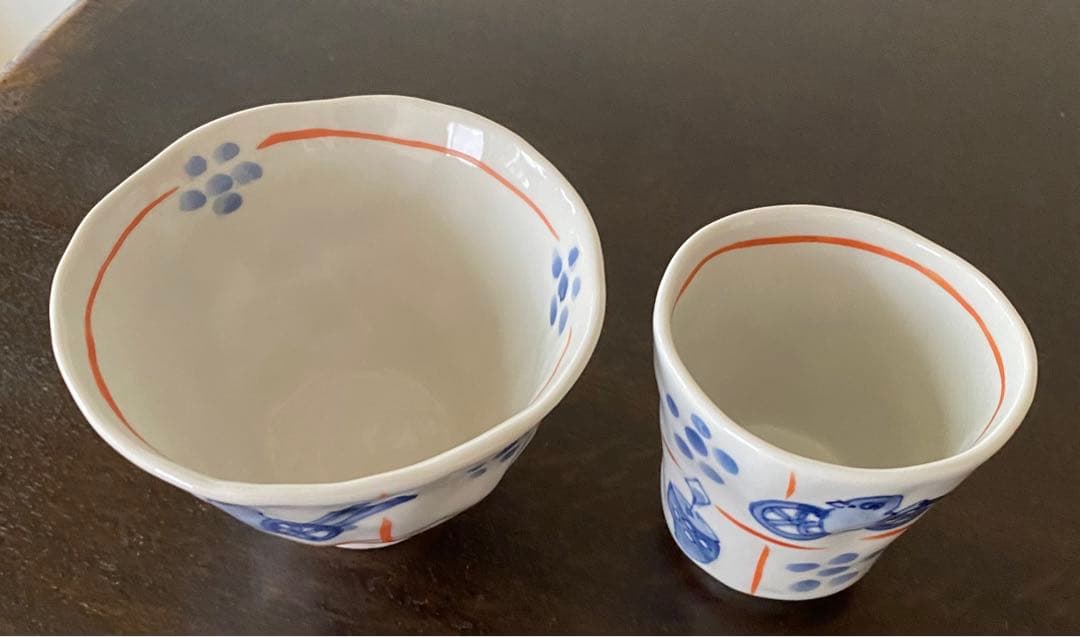 九谷美陶園　飯碗（大）・湯呑みセット（手起し染入道具づくし文様）
