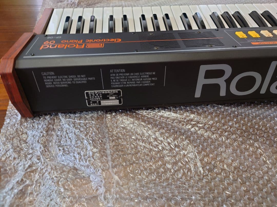 Roland EP-09 アナログシンセサイザー 61鍵　横に傷あり
