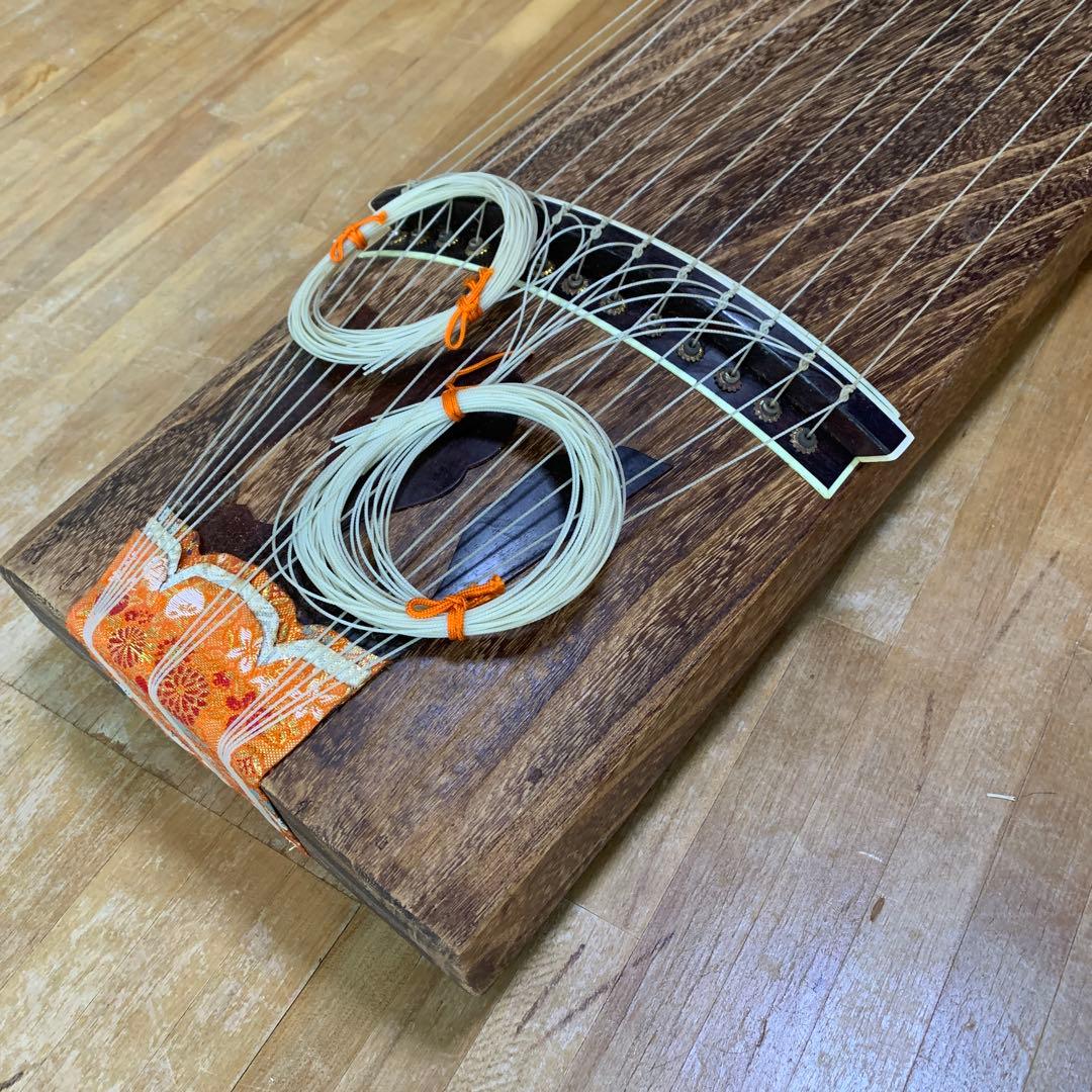 琴 赤い和柄装飾