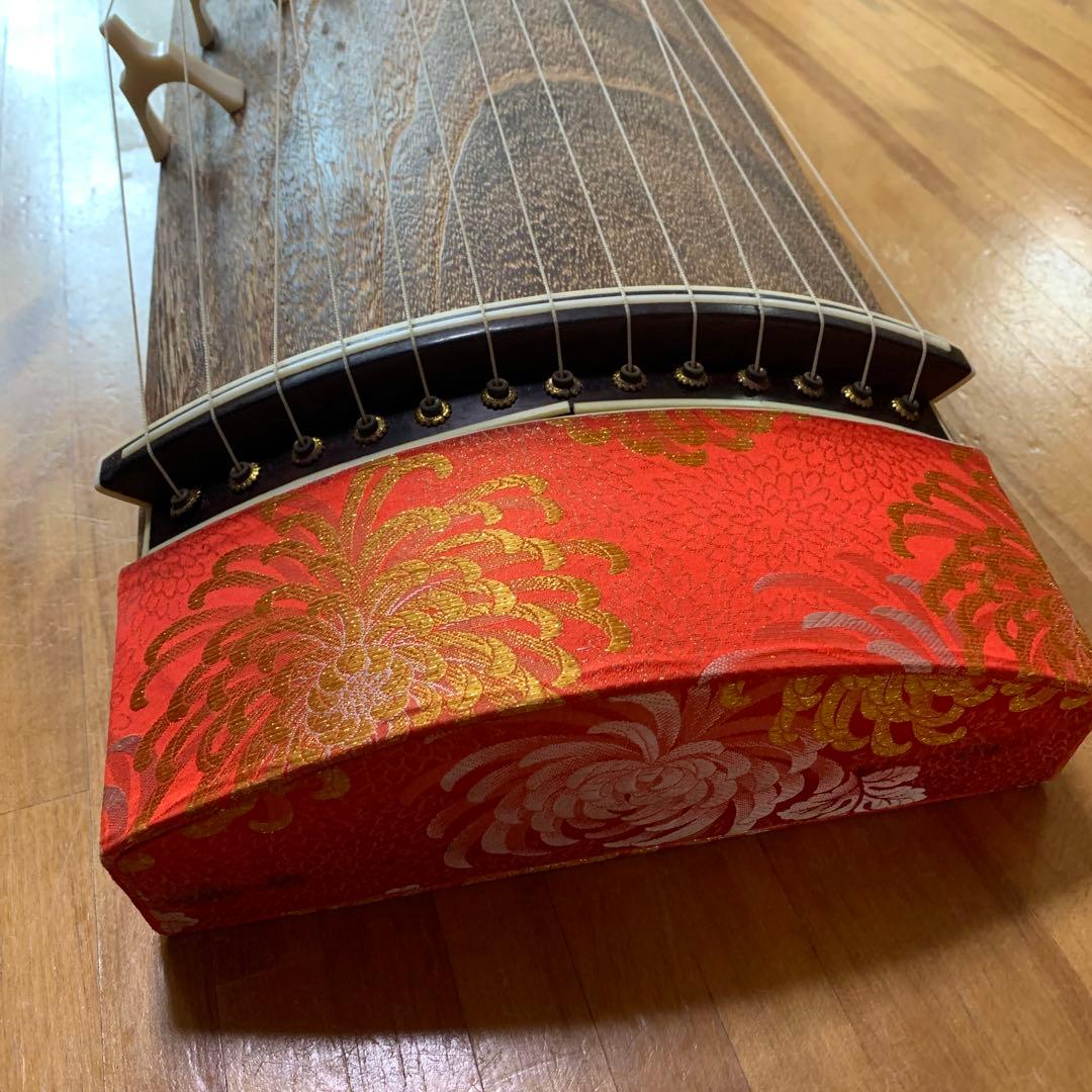 琴 赤い和柄装飾