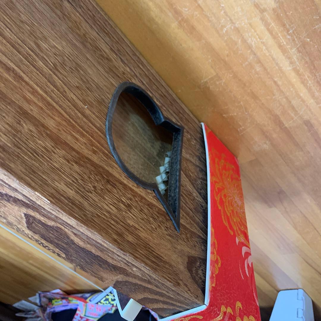 琴 赤い和柄装飾