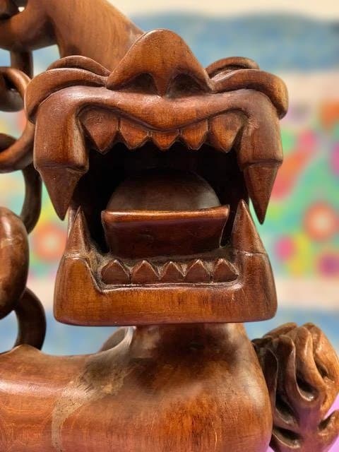 レアな伝統工芸：ハリマオ「虎＝Harimau」の一本彫り彫刻。勇気や強さの象徴。