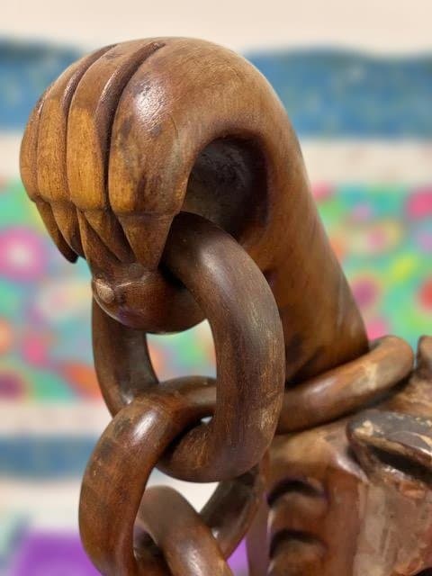 レアな伝統工芸：ハリマオ「虎＝Harimau」の一本彫り彫刻。勇気や強さの象徴。