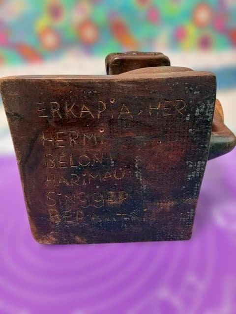 レアな伝統工芸：ハリマオ「虎＝Harimau」の一本彫り彫刻。勇気や強さの象徴。