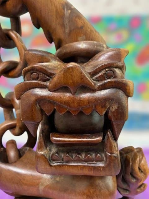 レアな伝統工芸：ハリマオ「虎＝Harimau」の一本彫り彫刻。勇気や強さの象徴。