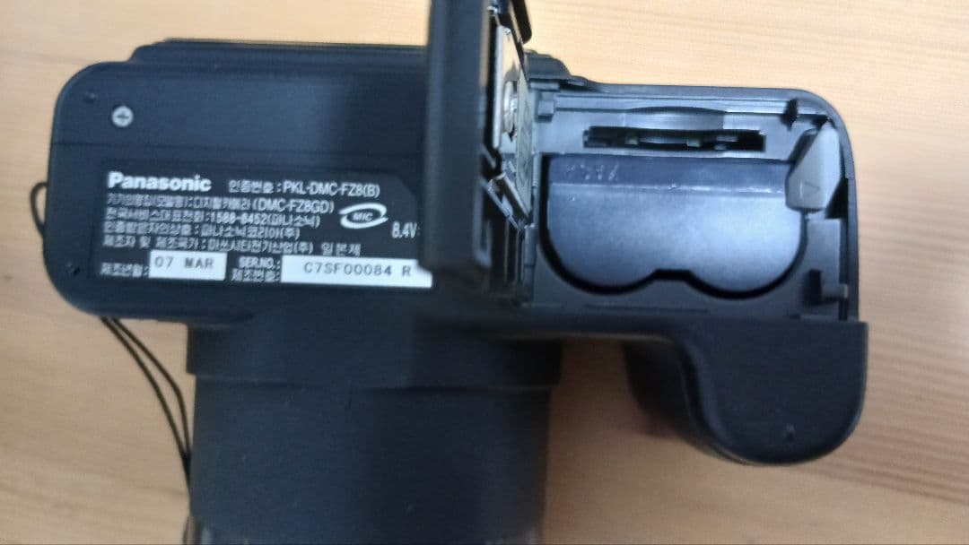 Panasonic LUMIX DMC-FZ8 / バッテリー 三脚 ケース付