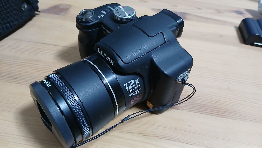 Panasonic LUMIX DMC-FZ8 / バッテリー 三脚 ケース付