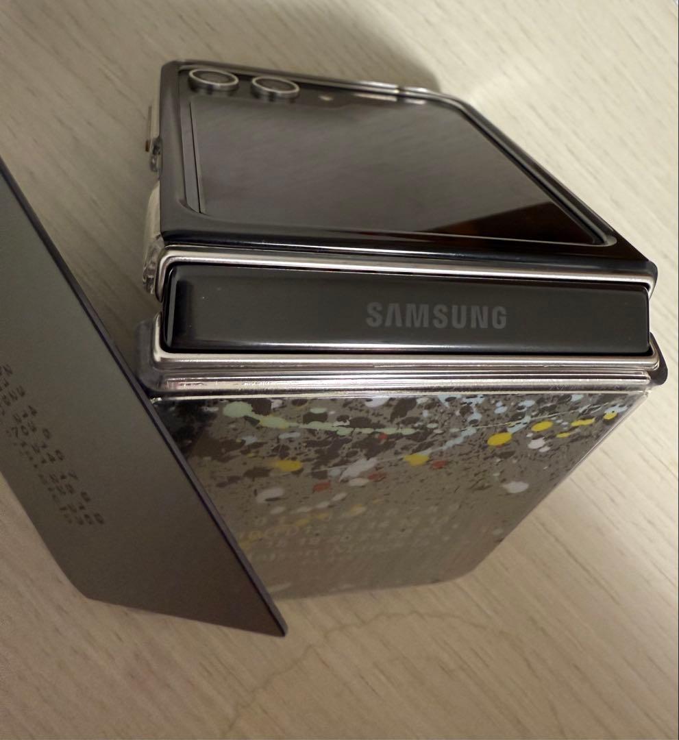 A*-様 新品同様Maison Margiela限定版 Galaxy Z Fli