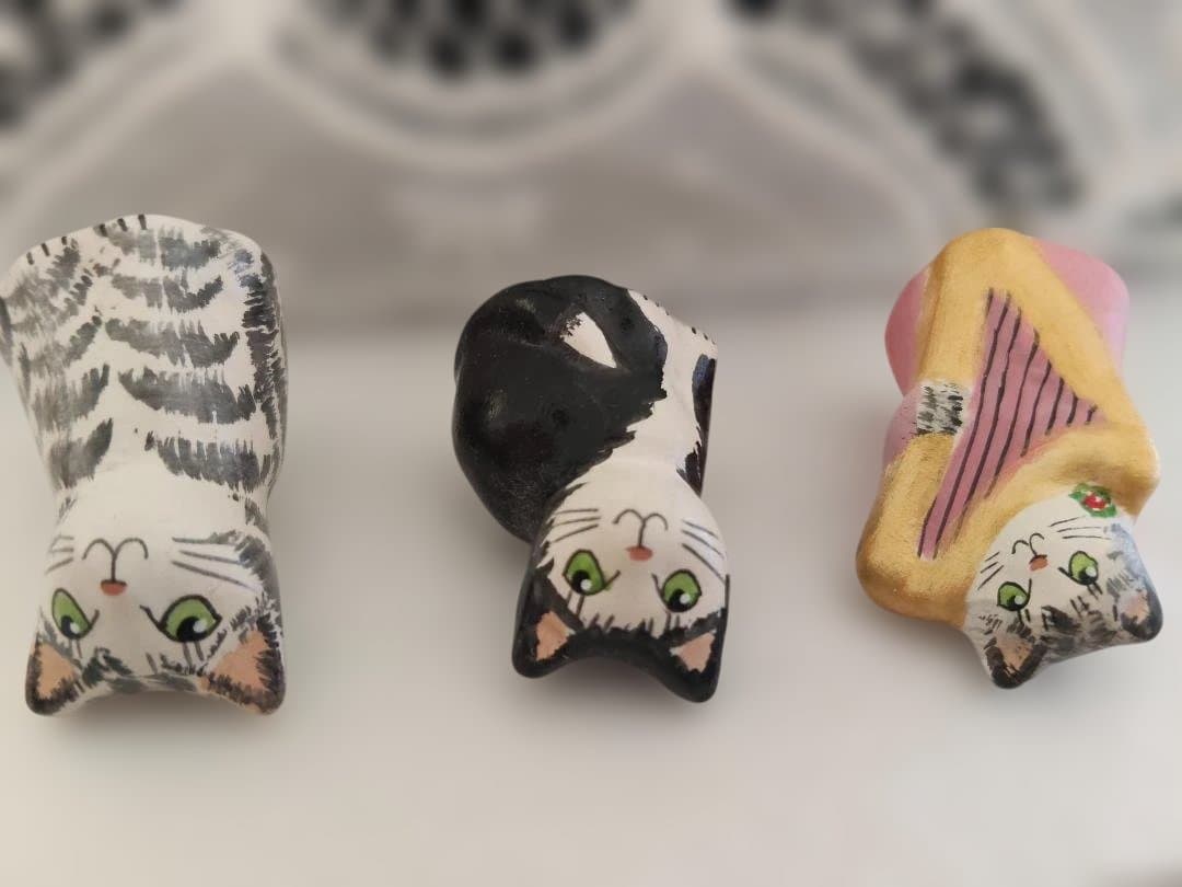 ニャン、猫のフィギュア3体セット、手描き、ヨ−ロツパから