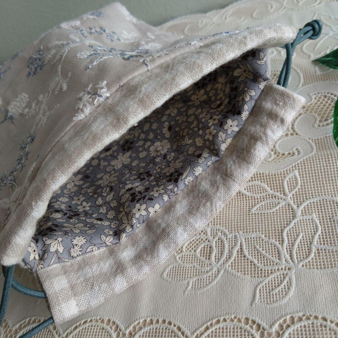 グーグー猫。マチ付巾着袋　（草花の刺繍＊グレー)