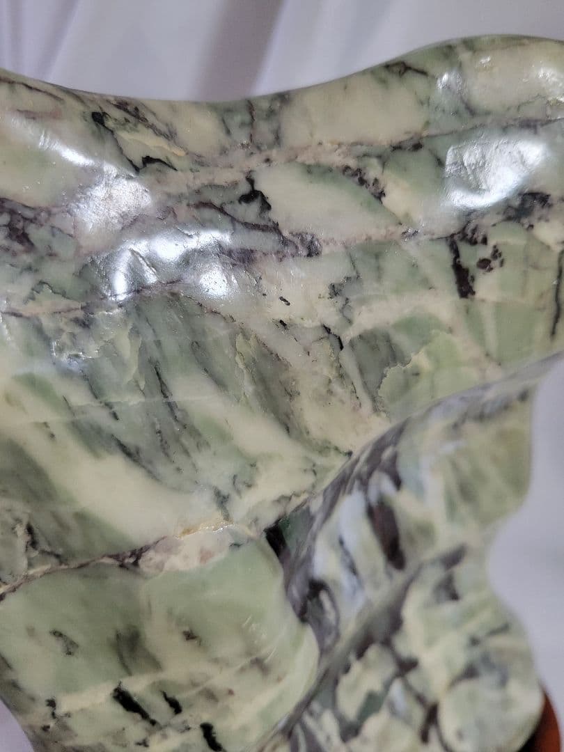 天然石　緑と黒の模様 木製台座付き　約5.７キロ