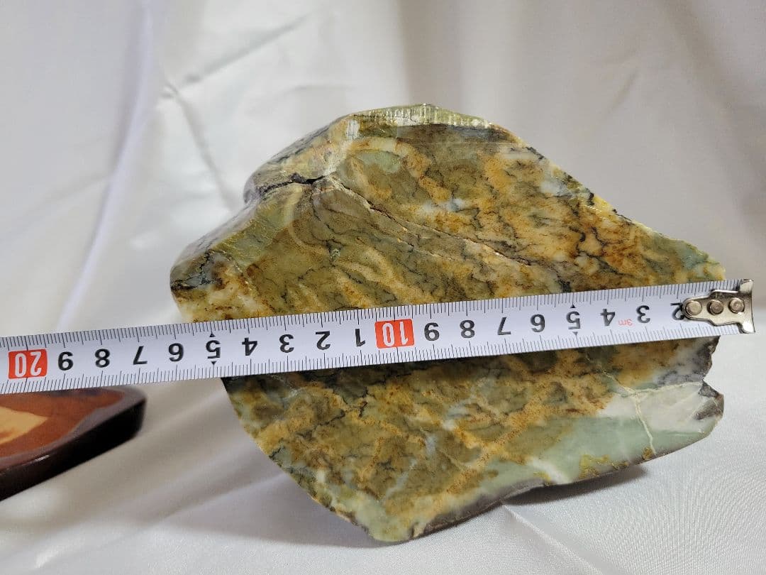 天然石　緑と黒の模様 木製台座付き　約5.７キロ
