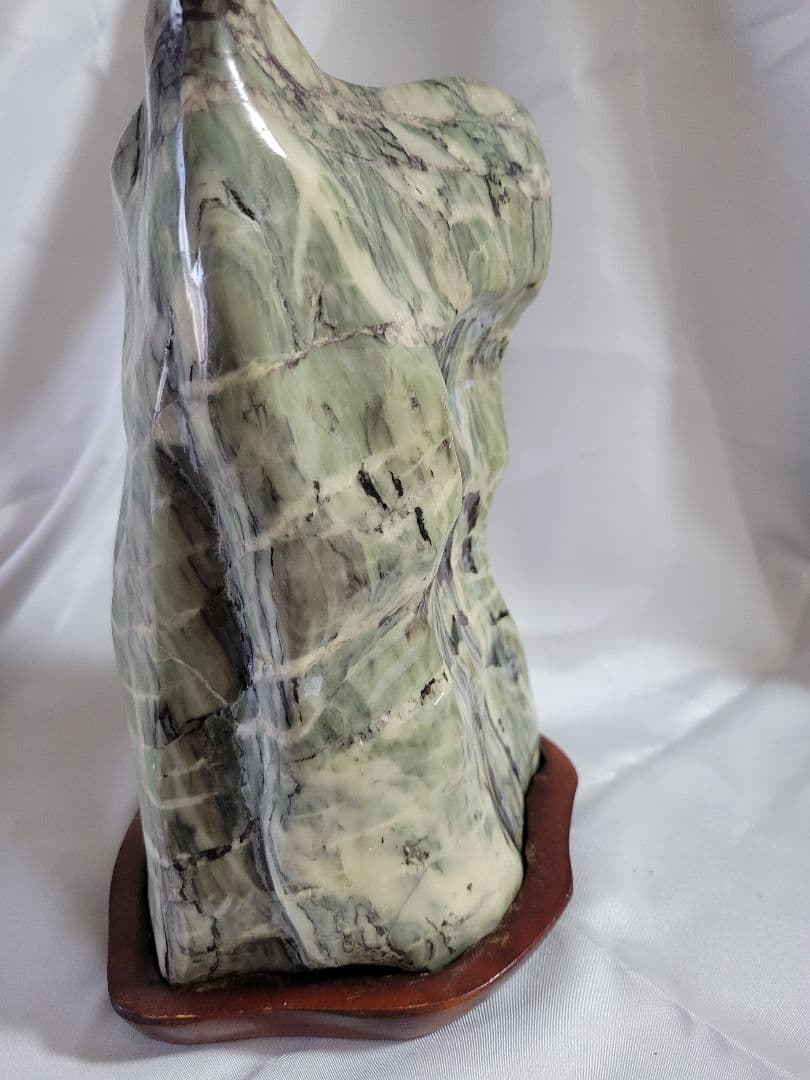 天然石　緑と黒の模様 木製台座付き　約5.７キロ