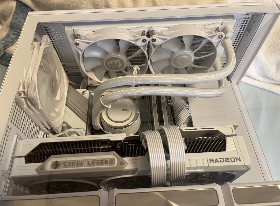 ゲーミングPC Ryzen 7 9700X RX9070 32GB 3TB 白