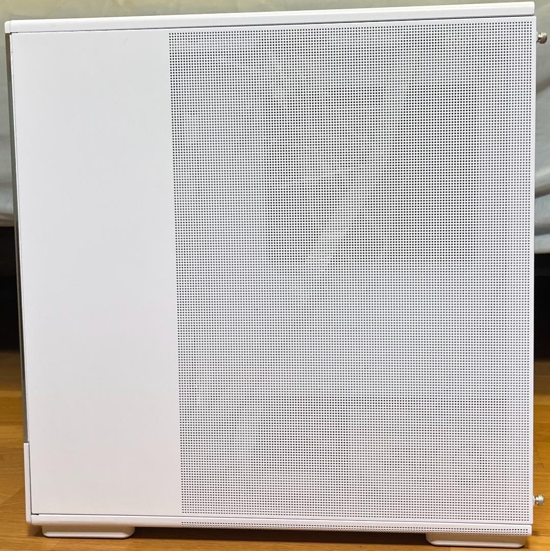ゲーミングPC Ryzen 7 9700X RX9070 32GB 3TB 白