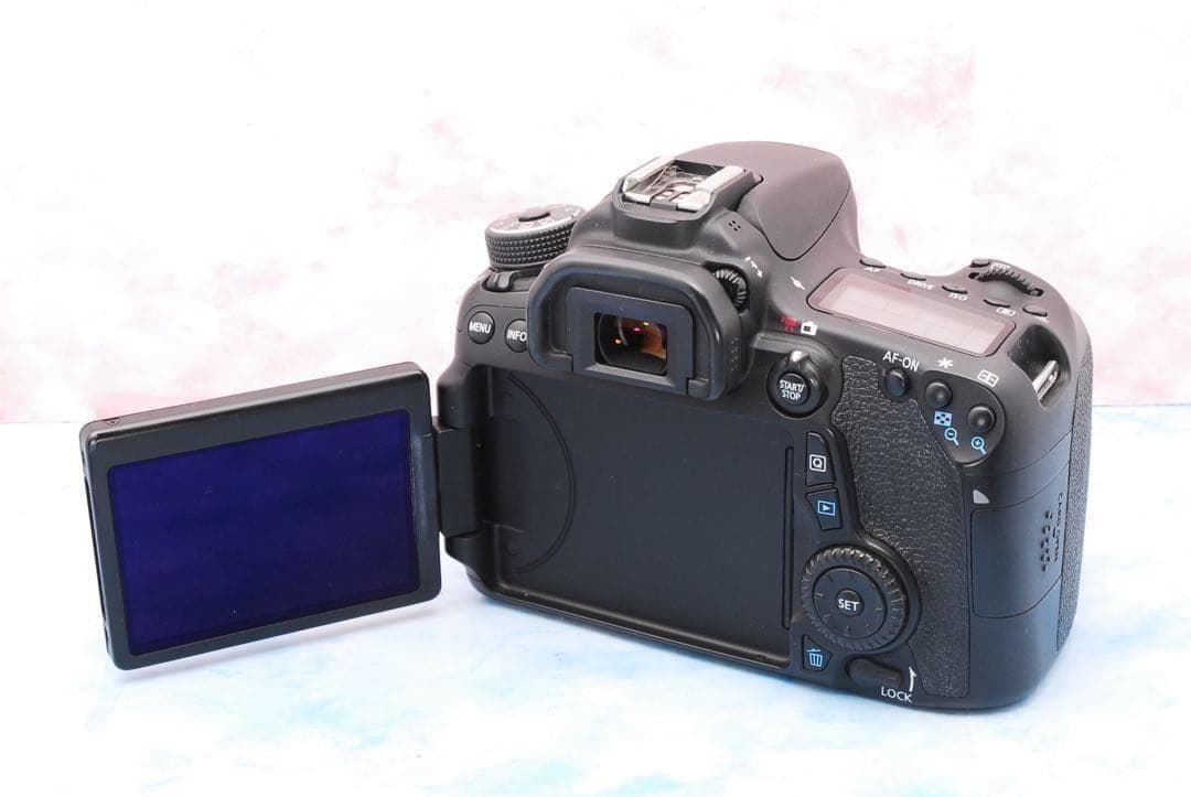 Canon EOS 70D☆スマホ転送☆一眼レフカメラ☆バッグ付☆Wレンズ