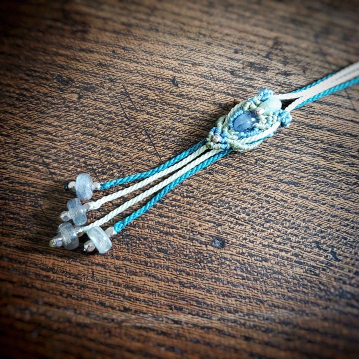 「グリーンカイヤナイト」と「ラブラドライト」のマクラメ編みネックレス
