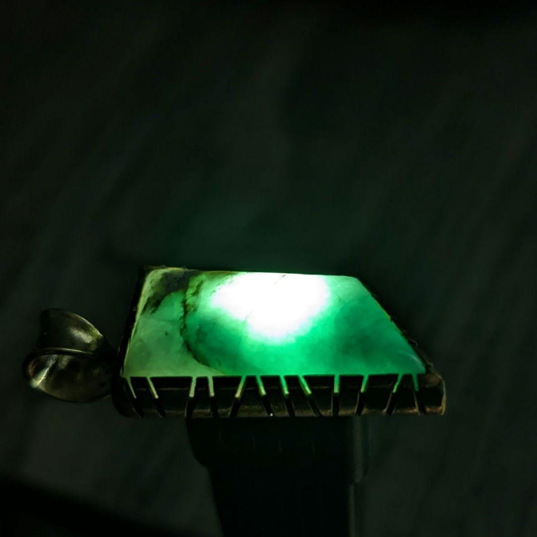 ハンドメイドの糸魚川翡翠トップ