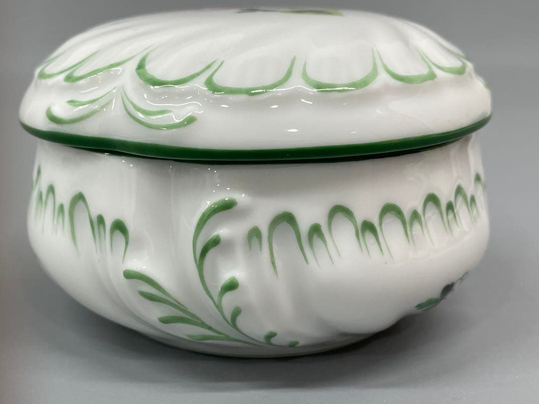 【新品未使用】ヘレンド ウィーン ラウンドボックス　薔薇　蓋付小物入 ボンボン入