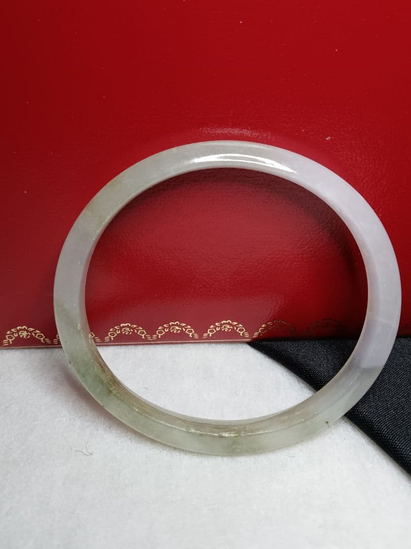 大値下げ✨新品✨希少品✨本翡翠バンクル✨卵形　氷翡翠　小さなサイズ　おすすめ!