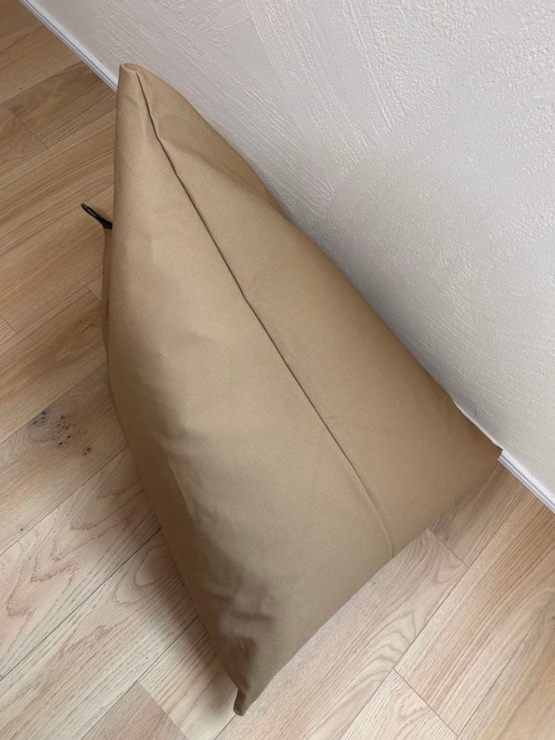 toit　Tetra ベージュ三角ビーズクッション