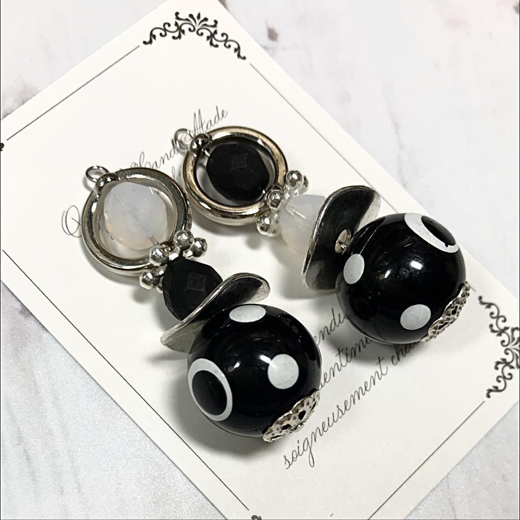 249 ドット変わりビーズのモノクロピアス