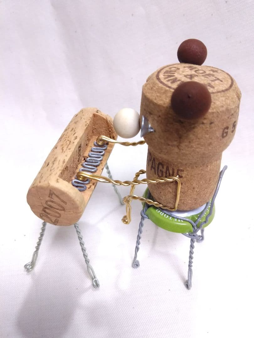 ハンドメイド ピアノを弾く熊 コルク人形 茶耳 シャンパンチェア