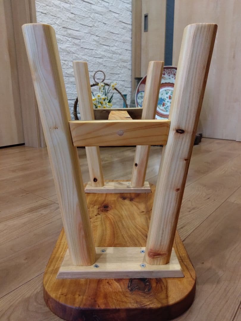 楠（くす）の椅子96　いい楠の一枚板で杢目が大変綺麗　重さも4.1kgと軽量❕